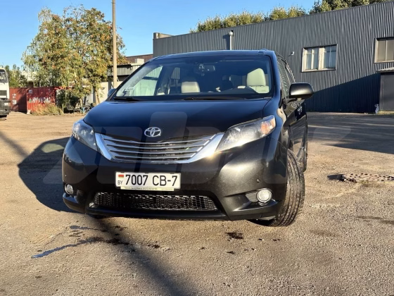 Toyota Sienna (1)