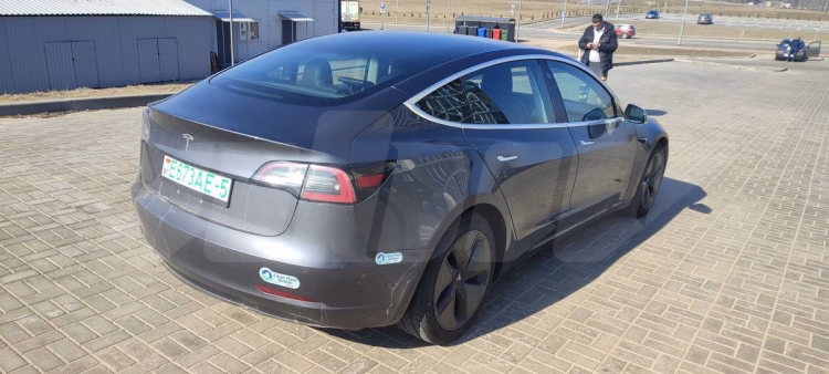 Tesla Model 3 (3)