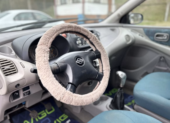 Nissan Almera Tino (7)