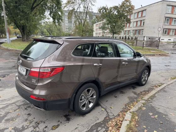 Hyundai Grand Santa Fe (4)