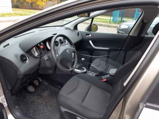 Peugeot 408 (6)