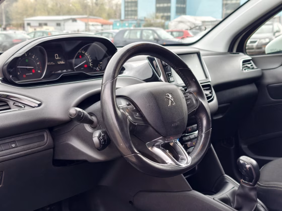 Peugeot 208 (8)