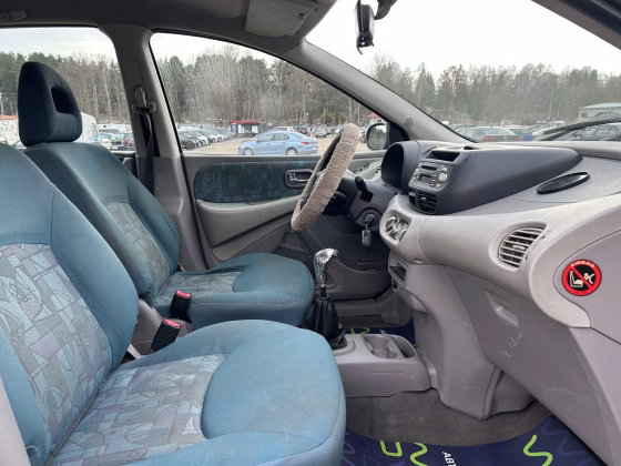 Nissan Almera Tino (11)