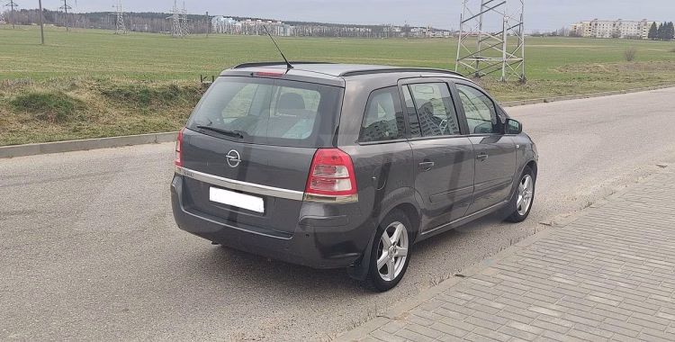 Opel Zafira (4)