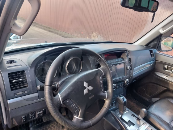 Mitsubishi Pajero (16)