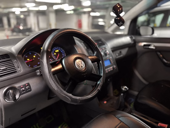 Volkswagen Touran (8)