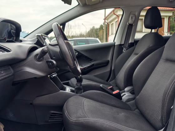 Peugeot 208 (9)