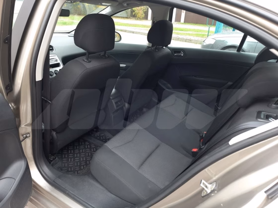 Peugeot 408 (7)