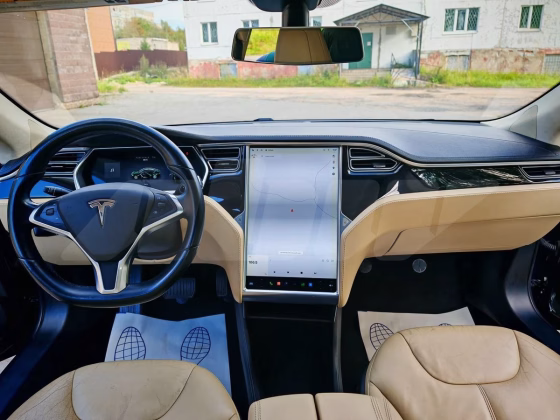 Tesla Model S (2)