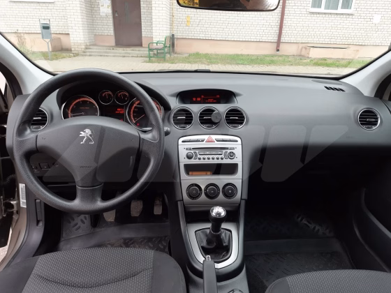 Peugeot 408 (9)