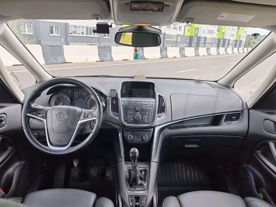 Opel Zafira (9)
