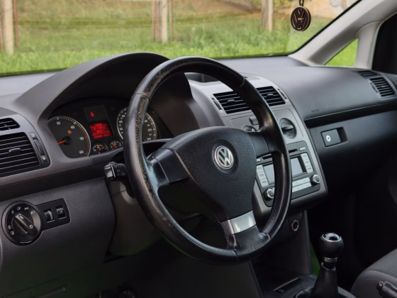 Volkswagen Touran (8)