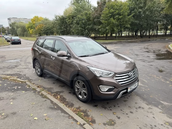 Hyundai Grand Santa Fe (1)