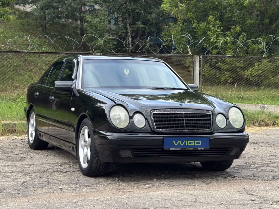 Mercedes-Benz E 220 (1)